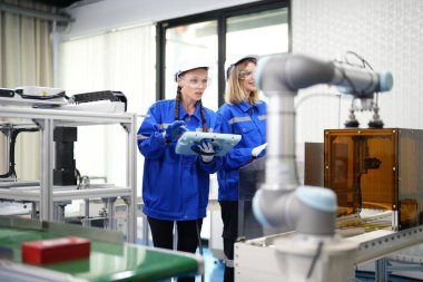 Akıllı fabrika otomotiv endüstriyel kontrol ve kontrol makineleri sistem yazılımı ile. 