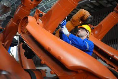 Kontrol mühendisi ve kaynak robotik otomatik silah Makinası akıllı Fabrika otomotiv endüstriyel sistem yazılımı izleme ile kontrol edin. Dijital üretim işlemi. Sanayi 4.0