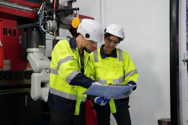 Fabrikadaki sanayi mühendisi işçiler. 