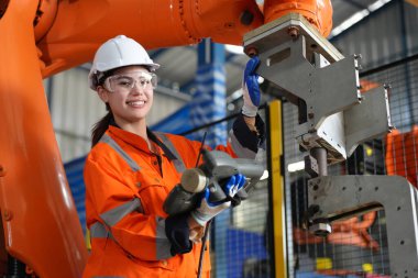 Kontrol mühendisi ve kaynak robotik otomatik silah Makinası akıllı Fabrika otomotiv endüstriyel sistem yazılımı izleme ile kontrol edin. Dijital üretim işlemi. Sanayi 4.0