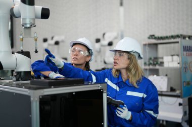 Akıllı fabrika otomotiv endüstriyel kontrol ve kontrol makineleri sistem yazılımı ile. 