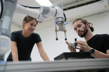 Metal üretim endüstrisinde çalışan endüstriyel fabrika çalışanları