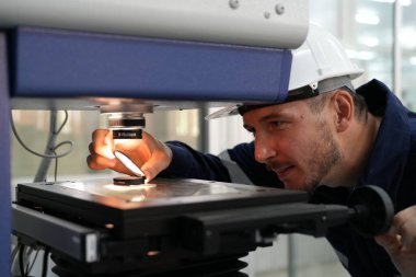 Fabrikada makineyle çalışan profesyonel bir tamirci.