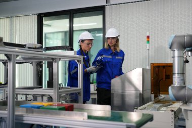 Kadın mühendis fabrikada çalışıyor