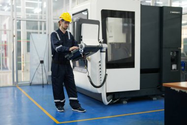 Fabrikada çalışan erkek mühendis. 