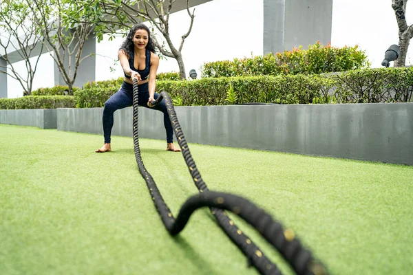 Jonge Vrouw Training Met Battle Rope — Stockfoto