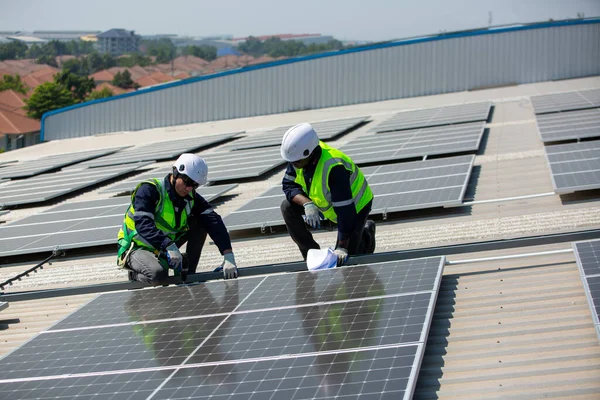 Technologia Ogniwa Słonecznego Inżynier Serwisowy Sprawdza Instalację Ogniwa Słonecznego Dachu — Zdjęcie stockowe