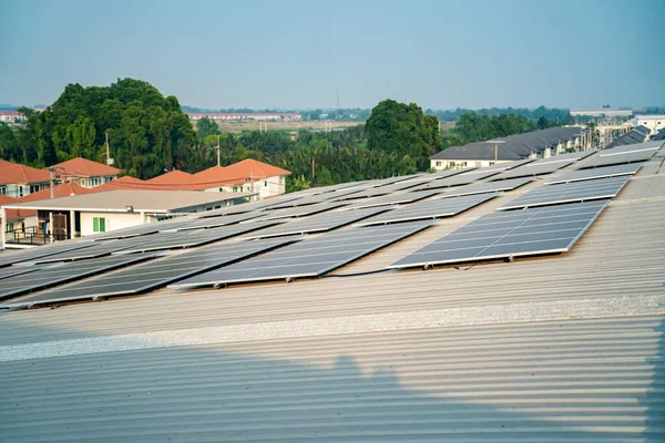 Τεχνολογία Ηλιακών Κυττάρων Ηλιακών Κυττάρων Στην Οροφή Του Εργοστασίου Συντήρηση — Φωτογραφία Αρχείου