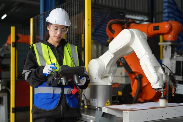 Kontrol mühendisi ve kaynak robotik otomatik silah Makinası akıllı Fabrika otomotiv endüstriyel sistem yazılımı izleme ile kontrol edin. Dijital üretim işlemi. Sanayi 4.0