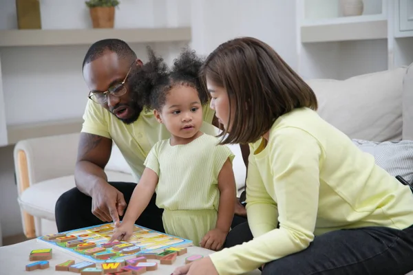 Chica Afroamericana Feliz Con Los Padres Aprendiendo Cartas — Foto de Stock