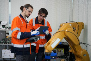 Fabrikadaki sanayi mühendisi işçiler. 