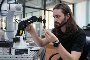 Fabrikada çalışan erkek mühendis. 