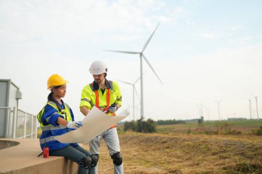 Rüzgar türbini servis mühendisi bakım ve inşaat sahasında teftiş planı, yenilenebilir elektrik jeneratörü