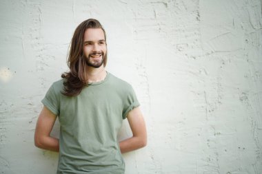 Poz veren genç bir adamın portresi. 