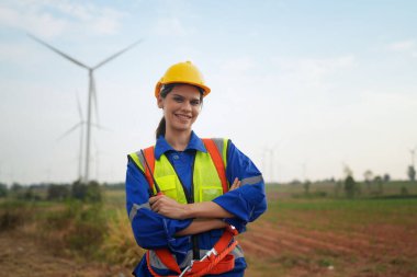 Rüzgar türbini servis mühendisi bakım ve inşaat sahasında teftiş planı, yenilenebilir elektrik jeneratörü. 