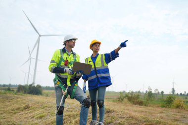 Rüzgar türbini servis mühendisi bakım ve inşaat sahasında teftiş planı, yenilenebilir elektrik jeneratörü