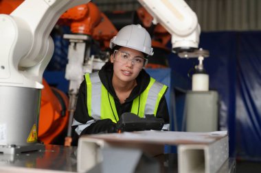 Kontrol mühendisi ve kaynak robotik otomatik silah Makinası akıllı Fabrika otomotiv endüstriyel sistem yazılımı izleme ile kontrol edin. Dijital üretim işlemi. Sanayi 4.0