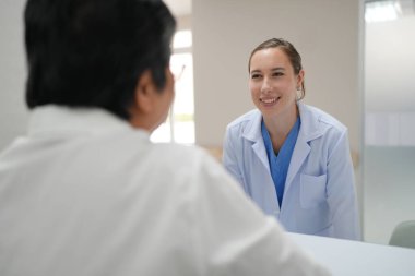 Sağlık ve Sağlık Hizmetleri! Hastanenin ameliyat öncesi odası, hemşire odası ve hasta hazırlık bölümleri. Hemşireler acele eder, hastaları cerrahi prosedürlere hazırlar, doktorları ameliyat saatlerine göre hazırlarlar. 