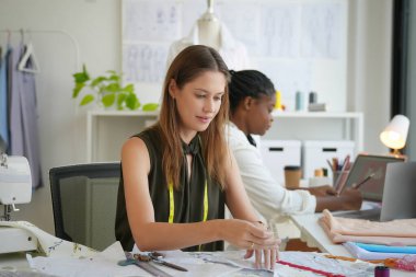 moda tasarımcıları onların studio birlikte çalışma