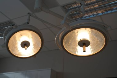 Cerrahlar ameliyathanede çalışıyor.  