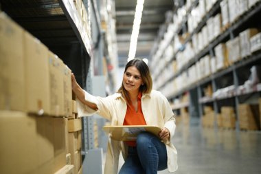  Kadın süpermarketten alışveriş yapıyor.