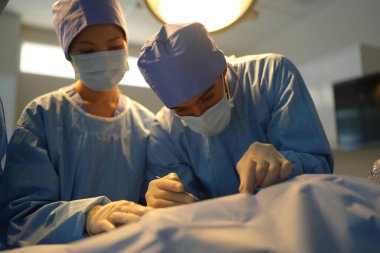 Cerrahlar ameliyathanede çalışıyor. 