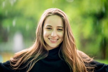 Güzel genç bir kadının portresi.