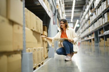  Kadın süpermarketten alışveriş yapıyor.