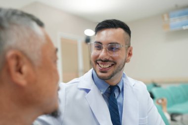 Sağlık ve Sağlık Hizmetleri! Doktor ve kıdemli hasta hastanede.