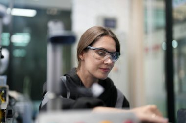 Endüstriyel fabrika çalışan metal İmalat sektöründe çalışan