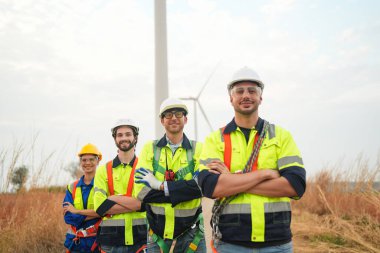 Rüzgar türbini servis mühendisi bakım ve inşaat sahasında teftiş planı, yenilenebilir elektrik jeneratörü. 