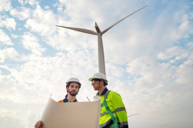 Rüzgar türbini servis mühendisi bakım ve inşaat sahasında teftiş planı, yenilenebilir elektrik jeneratörü. 