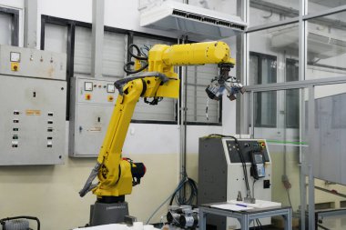 Fütüristik montaj fabrikasında, fabrika zemininde robotik kol..