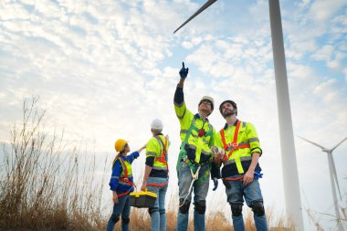 Rüzgar türbini servis mühendisi bakım ve inşaat sahasında teftiş planı, yenilenebilir elektrik jeneratörü. 