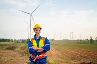 Rüzgar türbini servis mühendisi bakım ve inşaat sahasında teftiş planı, yenilenebilir elektrik jeneratörü. 