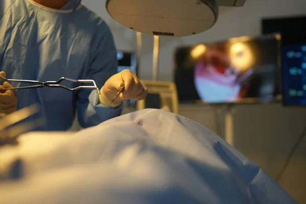 Хірург Працює Всередині Операційної Кімнати — стокове фото
