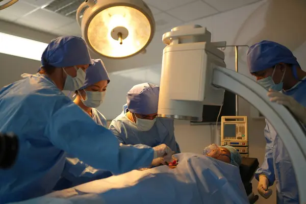 Хірурги Працюють Всередині Операційної Кімнати — стокове фото