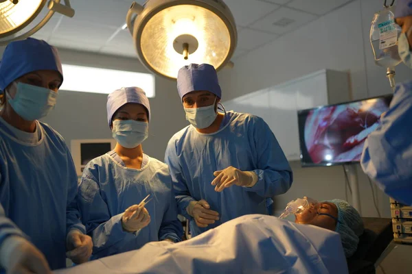 Хірурги Працюють Всередині Операційної Кімнати — стокове фото