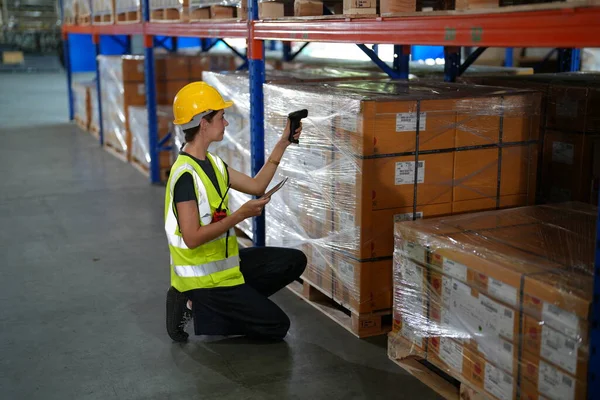 Warehouse Worker Working Large Logistic Distribution Warehouse Worker Reflective Clothing — Stock Photo, Image