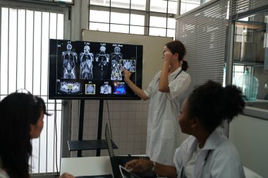 Tıbbi İşyeri Sağlık Hizmetleri. Çok ırklı doktor ekibi ofisinde toplantı yapıyor.