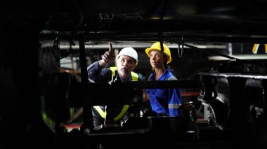 Demiryolu mühendislik tesisinde eğitmen çırağıyım. Öğretmen demiryolu mühendislik tesisinde çırağıyla konuşuyor.