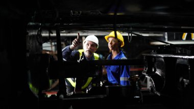 Demiryolu mühendislik tesisinde eğitmen çırağıyım. Öğretmen demiryolu mühendislik tesisinde çırağıyla konuşuyor.