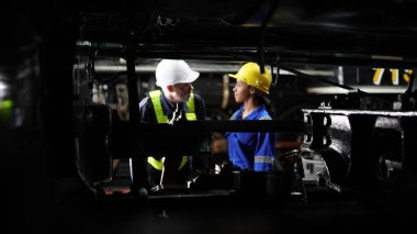 Demiryolu mühendislik tesisinde eğitmen çırağıyım. Öğretmen demiryolu mühendislik tesisinde çırağıyla konuşuyor.