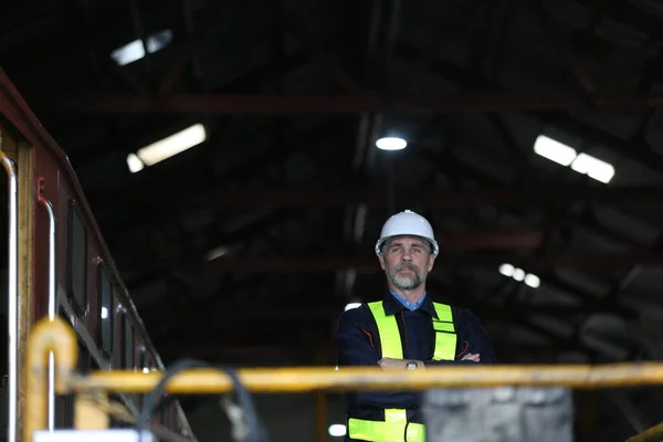 Man Ingenjör Står Byggarbetsplatsen För Tunnelbana Eller Underhållsutrustning Fabrik — Stockfoto