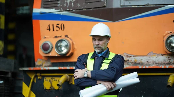 Porträtt Underhållsingenjör Eller Lärling Verkstad Vid Järnvägsteknikanläggning — Stockfoto