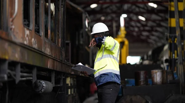 Porträtt Underhållsingenjör Eller Lärling Verkstad Vid Järnvägsteknikanläggning — Stockfoto