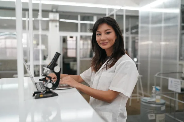 Νεαρή Γυναίκα Γιατρός Στολή Που Εργάζεται Στην Ανάλυση Μικροσκοπίου Στο — Φωτογραφία Αρχείου