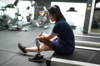 Spor salonunda protez bacaklı engelli bir sporcunun portresi.