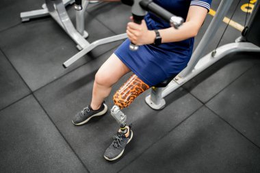 Spor salonunda protez bacaklı engelli bir sporcunun portresi.