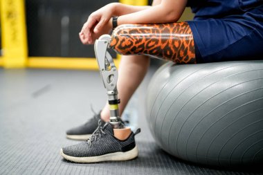 Spor salonunda protez bacaklı engelli bir sporcunun portresi.